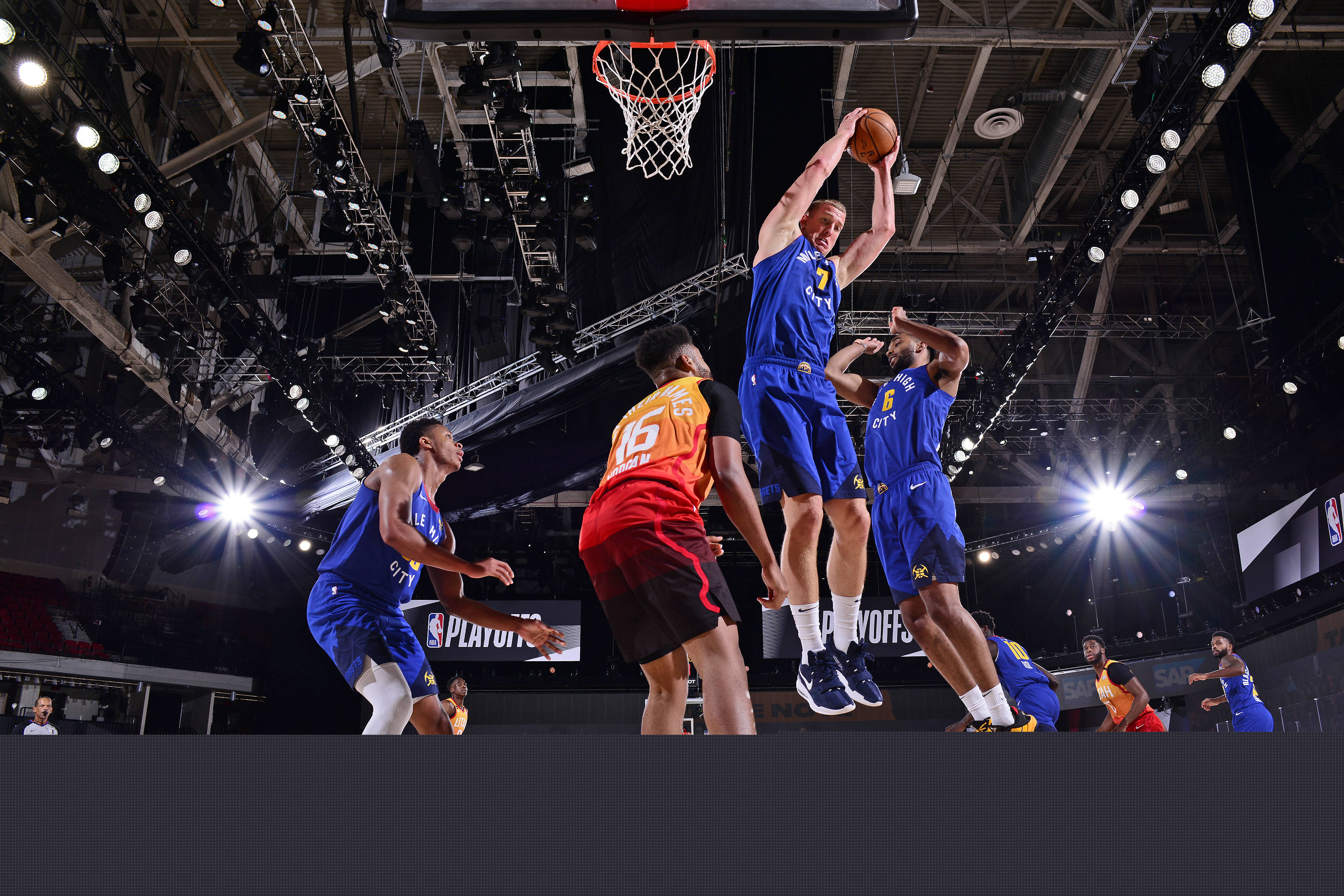 体育中超：成都蓉城2：1力克申花 送对手联赛首败